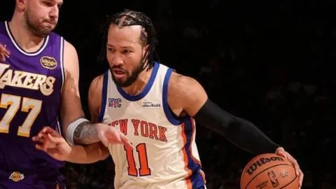 “拜仁传奇盖德·穆勒雕像在安联球场外隆重揭幕”